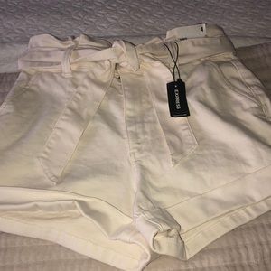 New with tags Express cream jeans shorts that tie in front